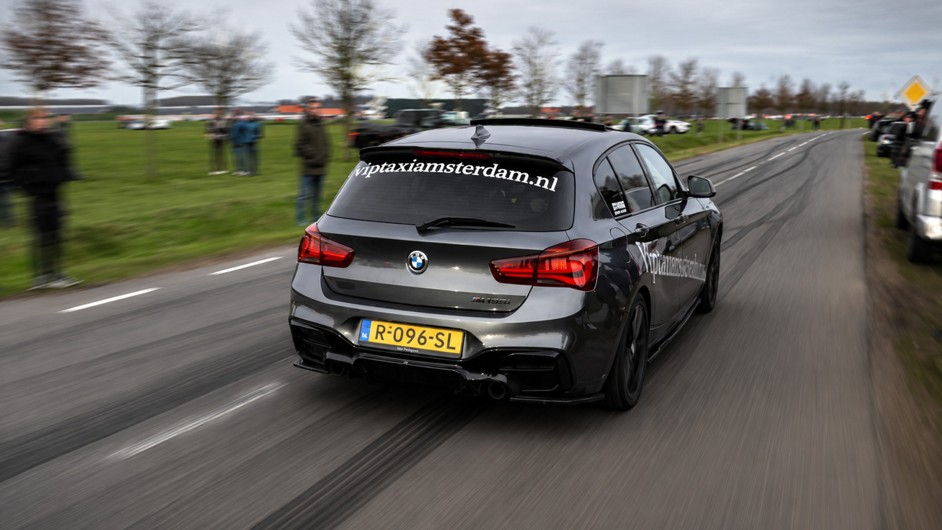 BMW M140i xDrive de 700 cv em arrancada brutal numa estrada estreita