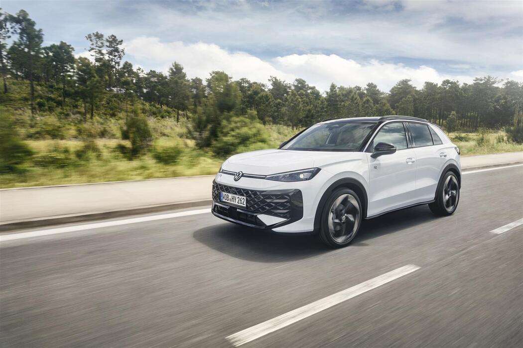 Volkswagen Golf e T-Roc: arrivano le nuove versioni Full Hybrid da 170 CV