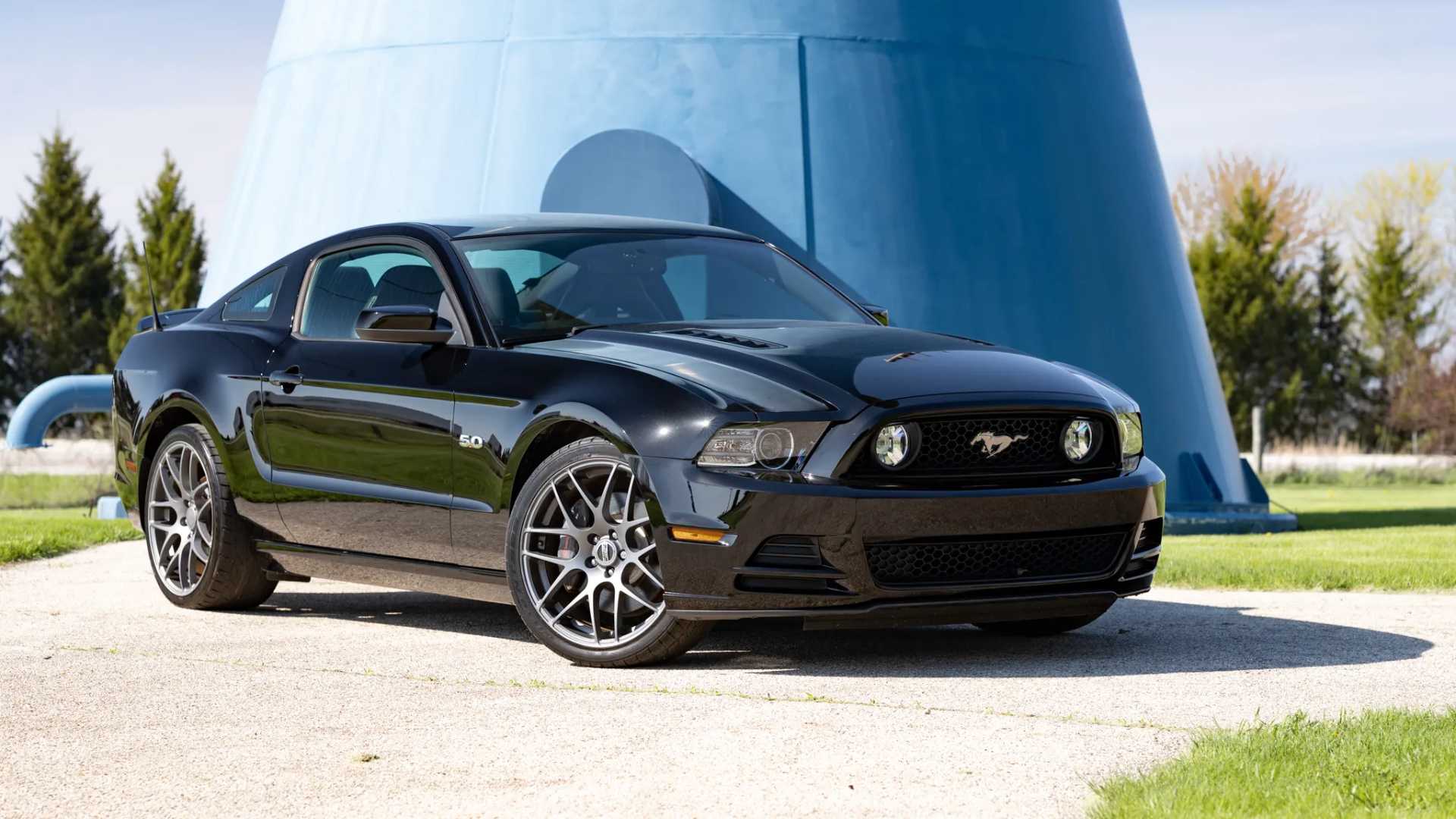 2013 Ford Mustang GT Coupe 6-Speed Manual Front Three Quarter 1