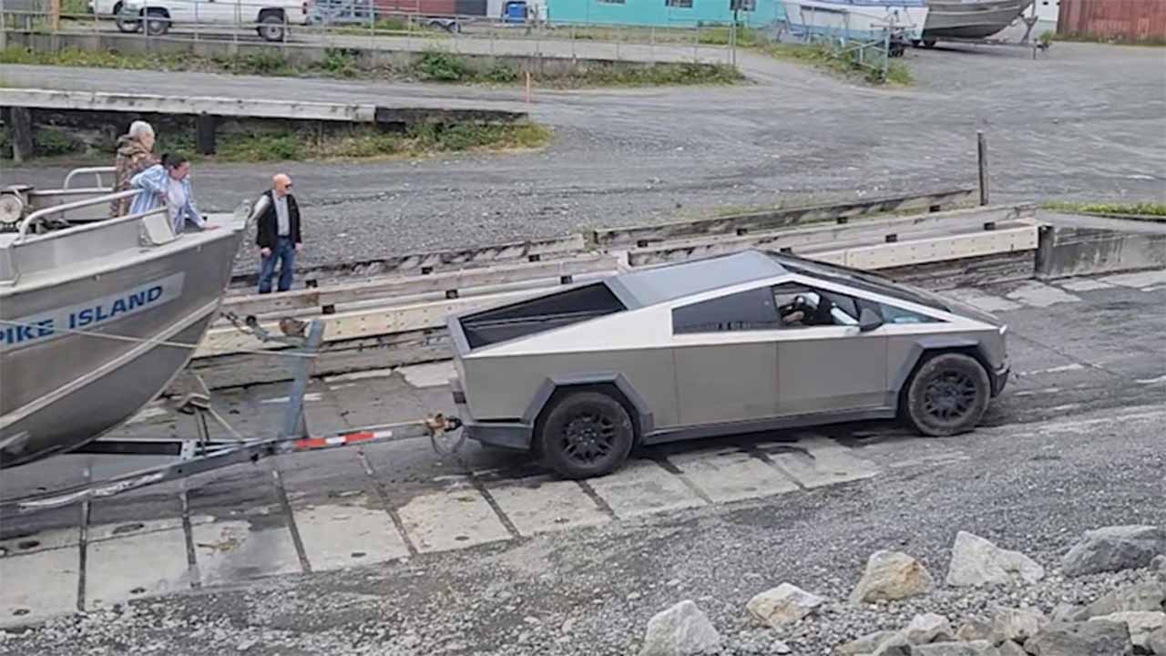 Video Tesla Cybertruck menarik perahu, namun detail tak terduga jadi sorotan