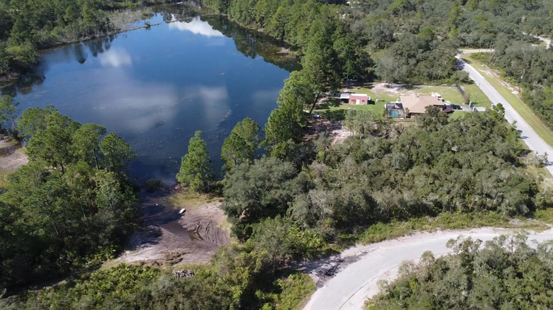 Sandwiched between Orlando and Gainesville is a quiet community near golf clubs, trails, and a state park