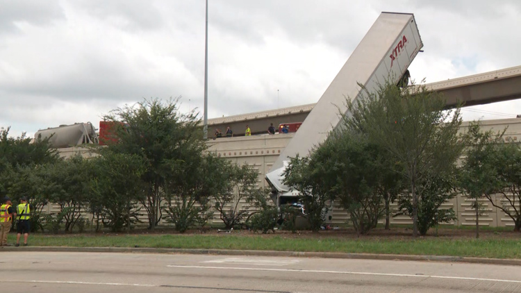 18-wheeler trailer left hanging off edge of Katy Freeway after crash
