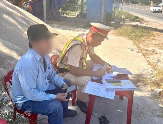 Không nhường đường cho xe ưu tiên, ba tài xế bị phạt 21 triệu đồng