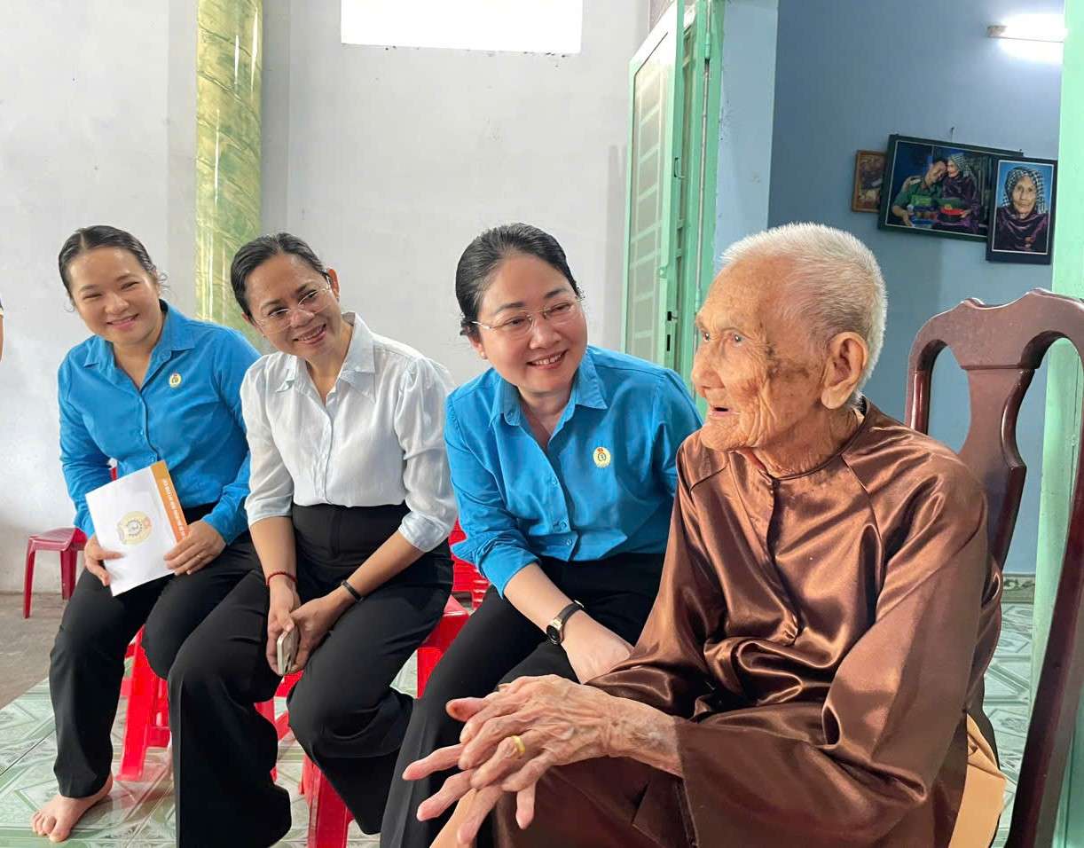 Công đoàn TPHCM thăm Mẹ Việt Nam Anh hùng Nguyễn Thị Rực