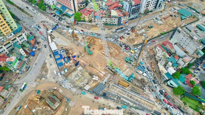 Bên trong công trường thi công tường vây sâu 42m của metro số 5 Hà Nội