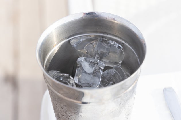 水筒の「氷」を長持ちさせるにはこうする⇨「キンキンをキープできる」。小さい氷たくさんは「NG」【猛暑】