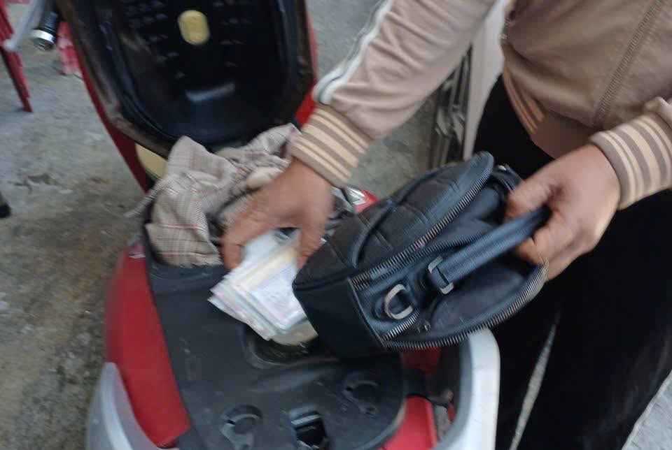 Quên khóa cốp xe tại bệnh viện, người phụ nữ mất túi xách trị giá 120 triệu đồng