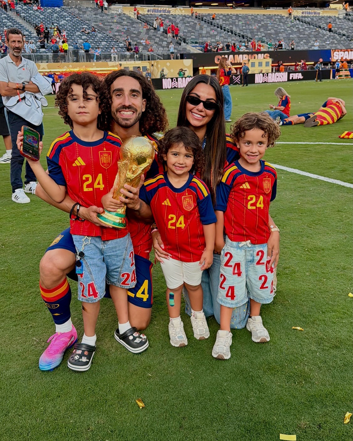 Marc Cucurella không buộc tóc để con trai tự kỷ nhận ra bố trên sân