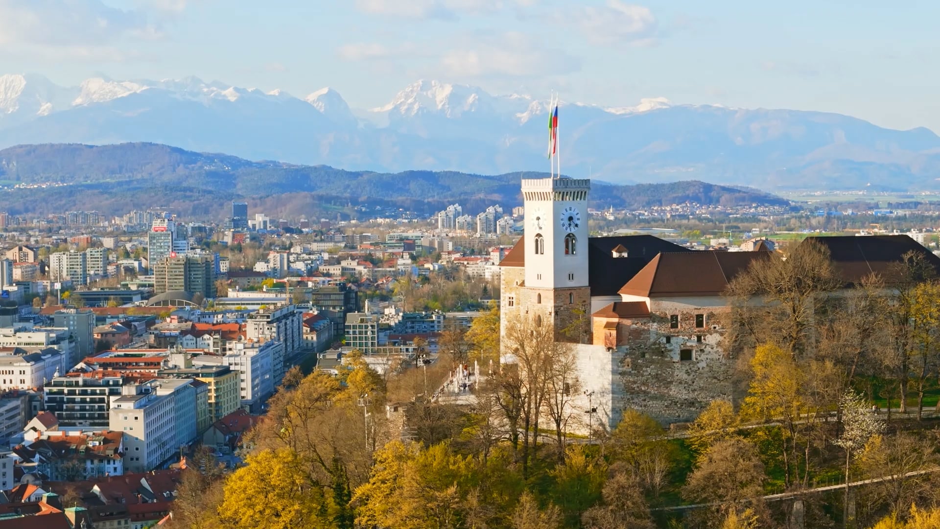 Ljubljana Slot, Slovenien: Droneudsigt fra byen til Alperne