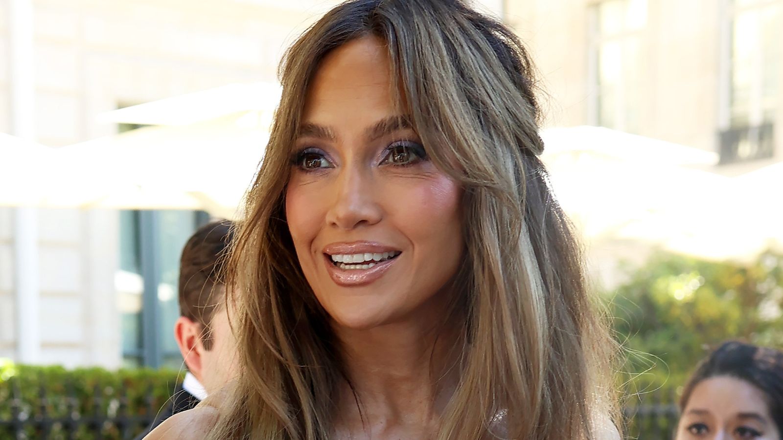 « Je n'ai jamais fait de botox » : le secret naturel de Jennifer Lopez pour une peau sans rides à 57 ans