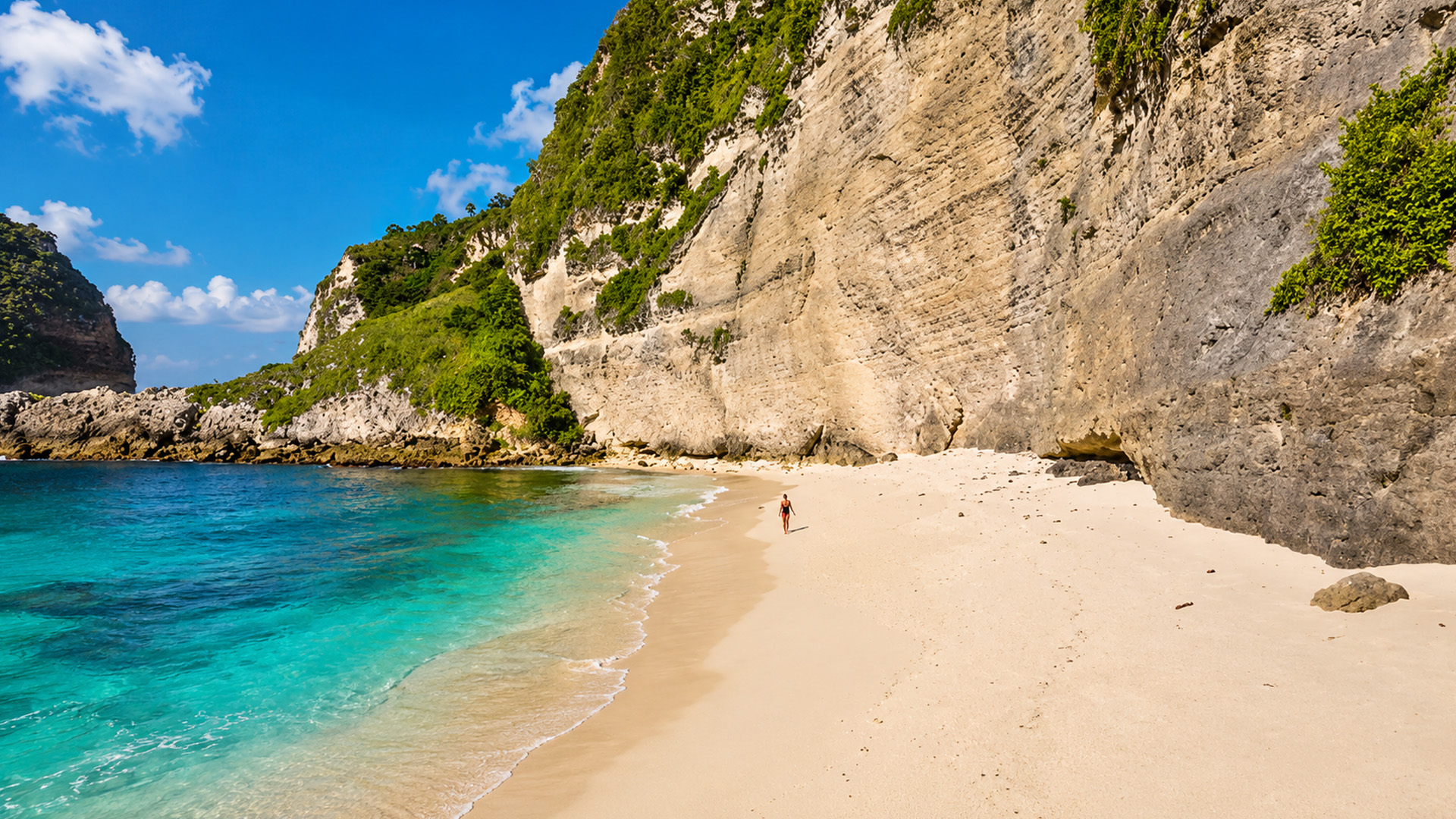 Diamond Beach surrounded by cliffs and crystal blue water