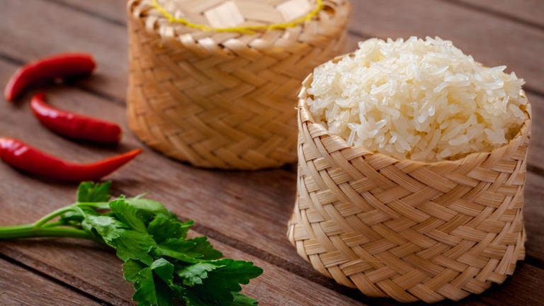 ข้าวสวย vs ข้าวเหนียว กินแบบไหนอิ่มนานกว่า? เทียบชัดๆ แคลอรี ไขมัน และสารอาหาร