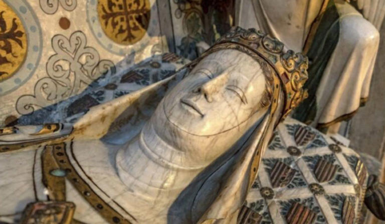 Tumba de la reina Elisenda de Montcada.