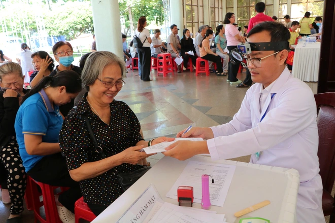 TP.HCM triển khai khám sức khỏe lưu động tại nhà cho người yếu thế
