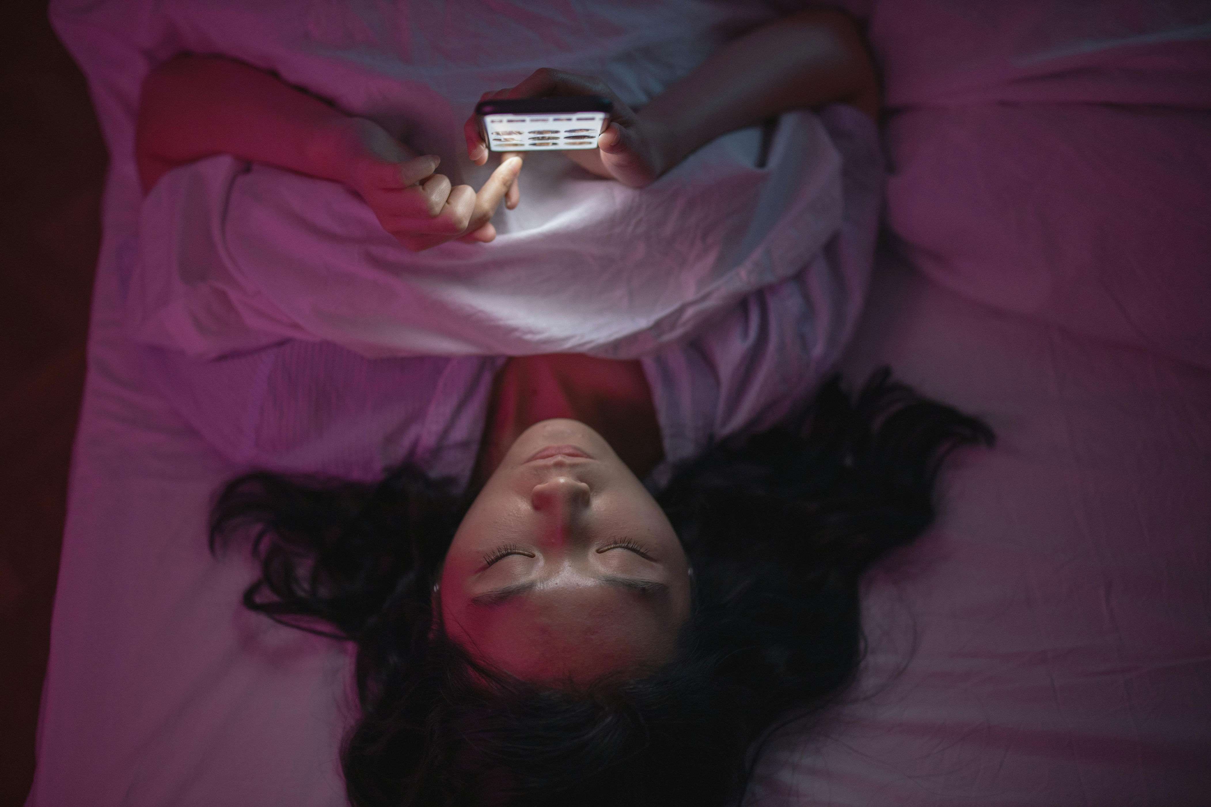 Psychology says, checking phone after waking up, phone addiction, habit loop, dopamine, uncertainty reduction, smartphone psychology, morning phone habit, behavioural psychology, digital habits