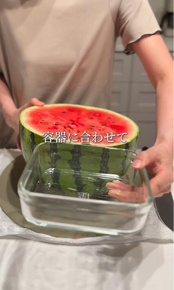 【便利】冷蔵庫で保存しやすい・食べやすい! 斬新なスイカの切り方に「その手があったか」「スイカ買いに行ってきます」と驚き
