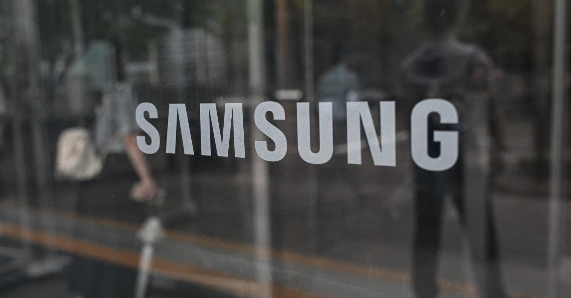 Samsung Electronics second-quarter operating profit beats estimates on ...