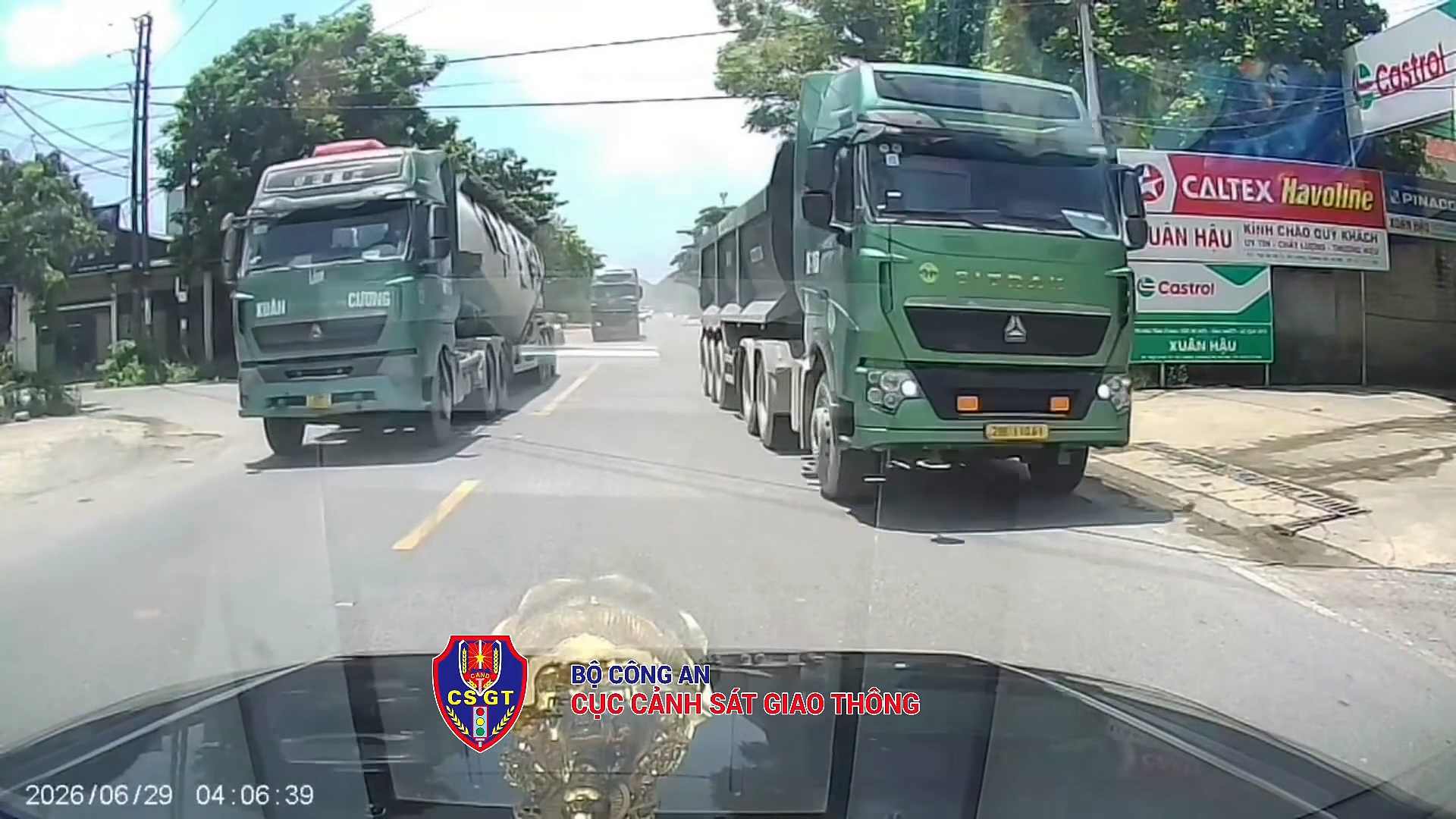 Xe đầu kéo lấn làn ngược chiều để vượt, buộc xe đối diện phải dừng
