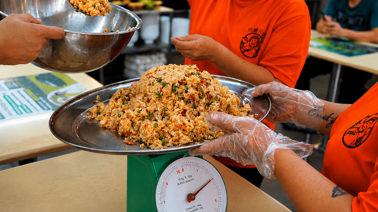 Finish the massive fried rice challenge at this market in Singapore and ...