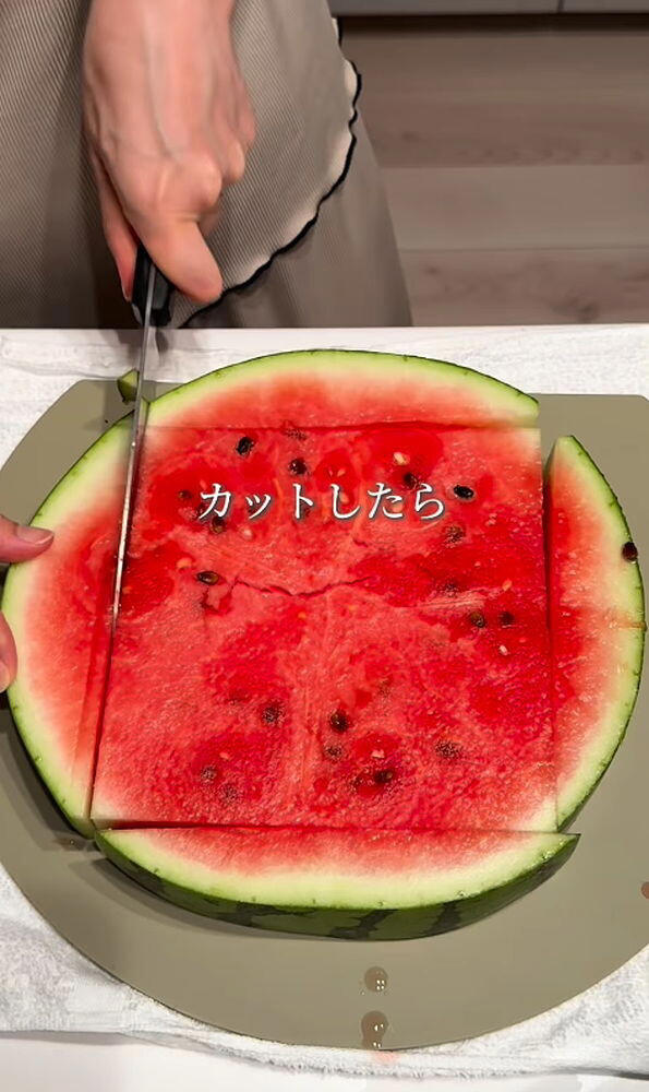 【便利】冷蔵庫で保存しやすい・食べやすい! 斬新なスイカの切り方に「その手があったか」「スイカ買いに行ってきます」と驚き