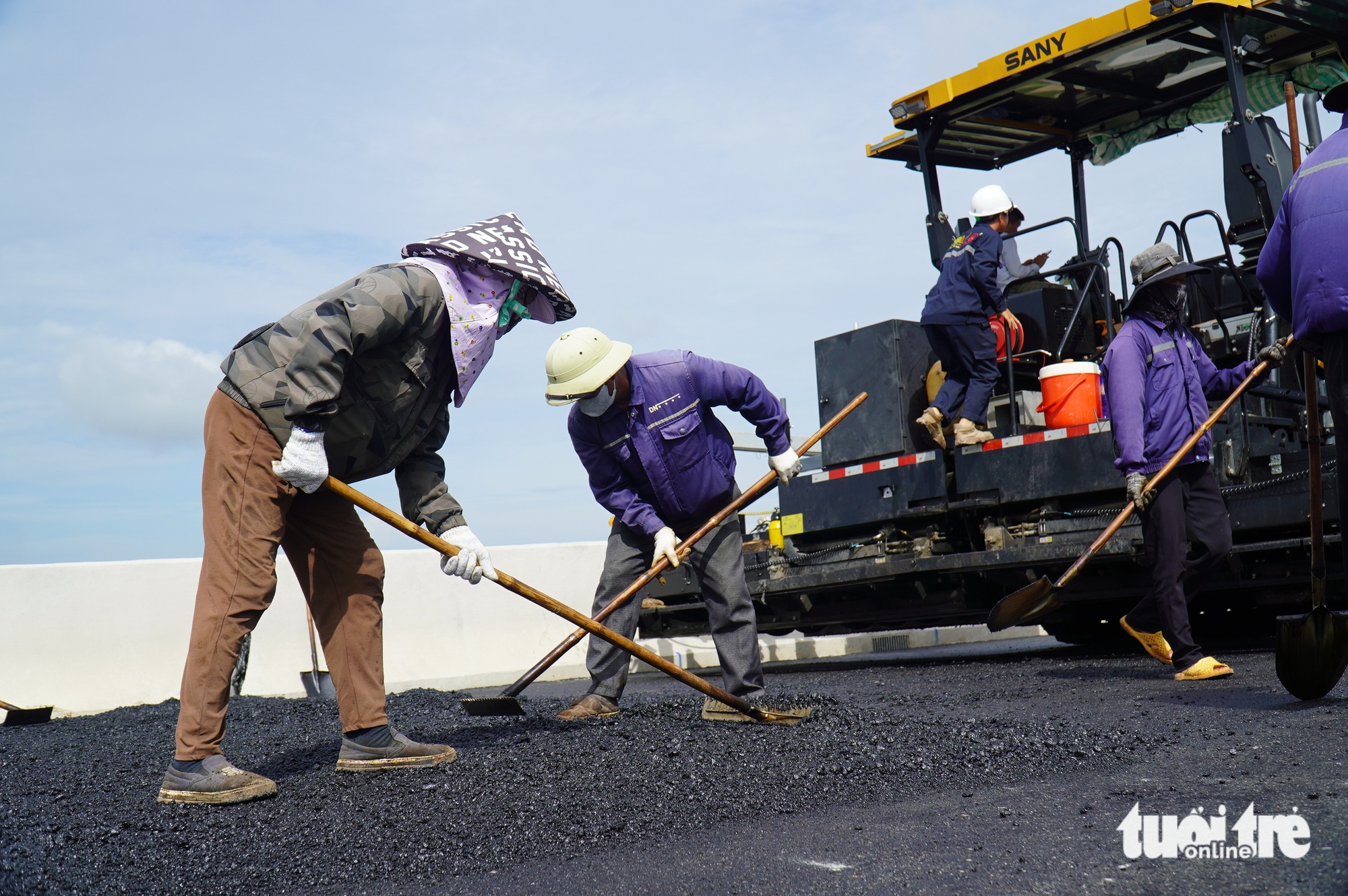 Cao tốc Cao Lãnh - An Hữu chạy nước rút, quyết thông xe ngày 20-12 dù thiếu đá, mưa kéo dài