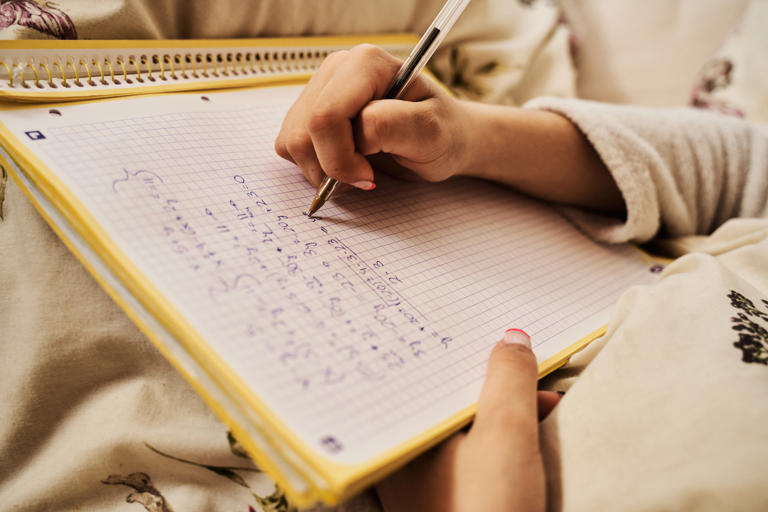 La escritura durante la infancia contribuye al desarrollo emocional y a la construcción de recuerdos autobiográficos.