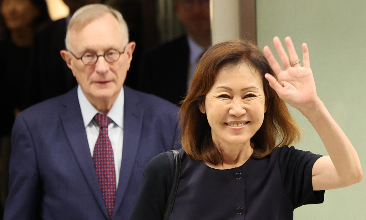 미셸 스틸 주한미국대사가 30일 남편인 숀 스틸 변호사와 함께 인천국제공항 제2여객터미널을 통해 입국하며 인사하고 있다. 연합뉴스
