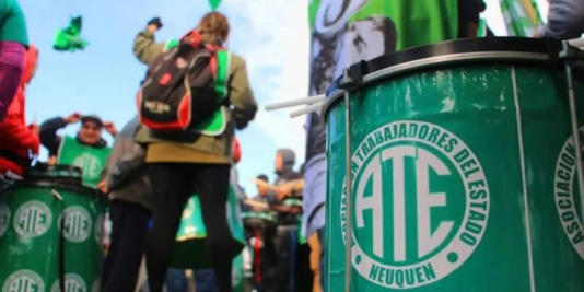 El gremio reclama una recomposición salarial y rechaza el ajuste y los despidos en la Administración Pública Nacional. 