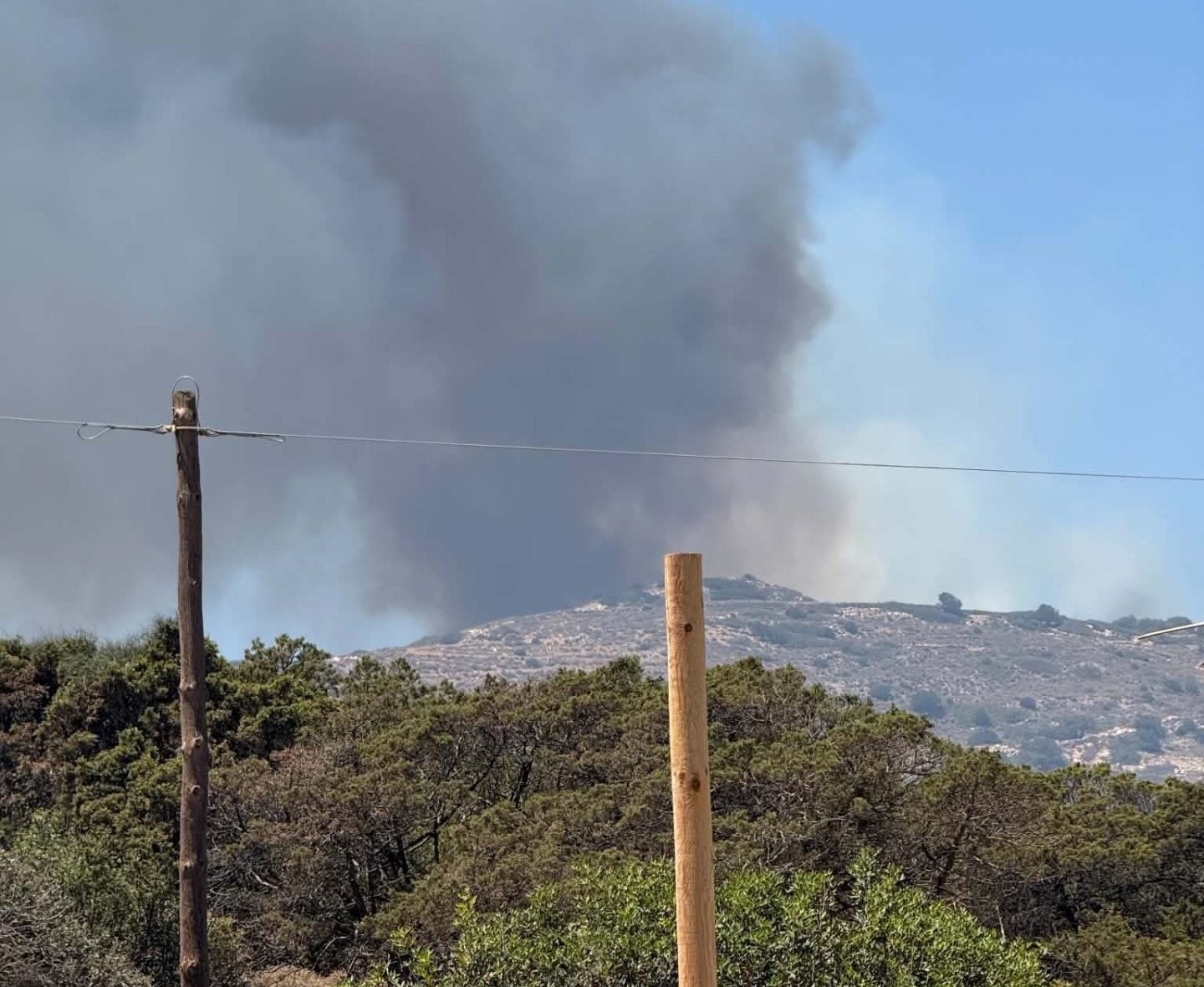 Φωτιά τώρα ξανά στην Πάρο, κοντά στην Τρυπητή