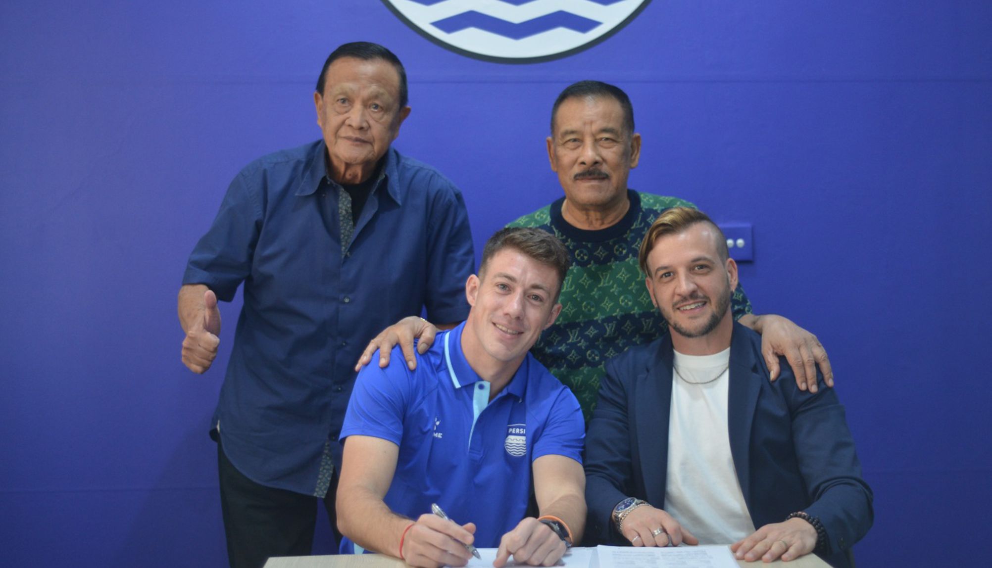 Mariano Peralta (depan kanan) mengaku tak terbebani dengan hattrick juara Persib dan siap menjaga tradisi kemenangan bersama Maung Bandung.