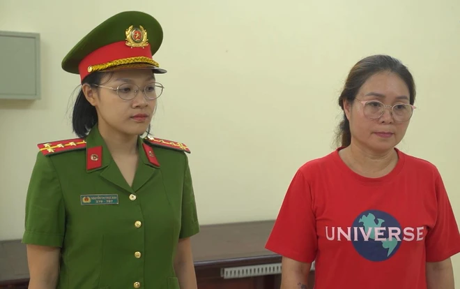 Bị can Lê Thị Hải Anh (phường Bắc Nha Trang) nghe cơ quan điều tra tống đạt các quyết định tố tụng - Ảnh: Công an cung cấp