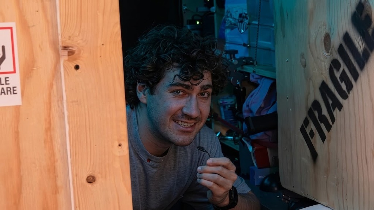 He spent 4 days trapped inside a 90° hot shipping box then the oxygen ...
