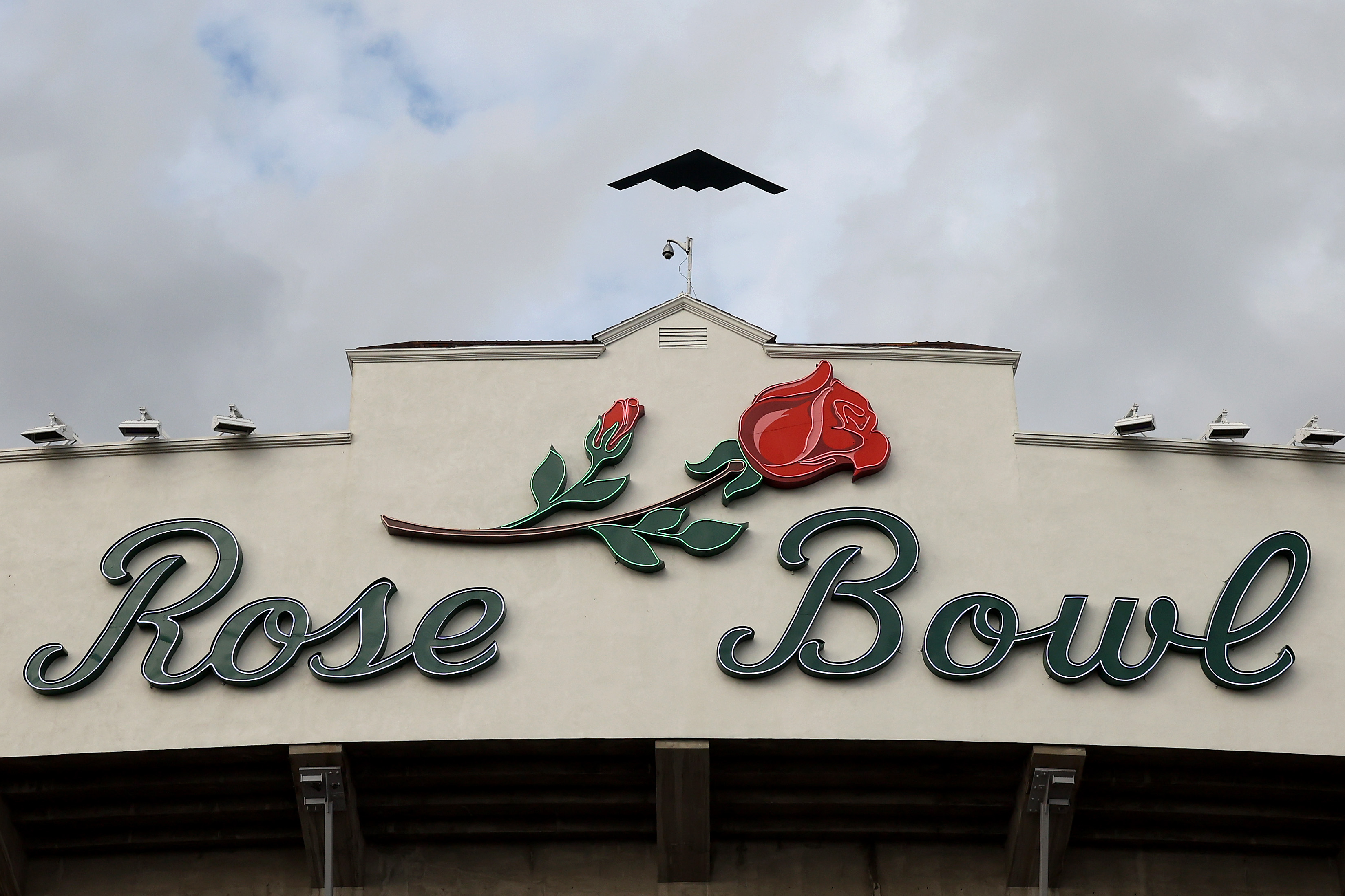 UTA signs Rose Bowl Game and Rose Parade