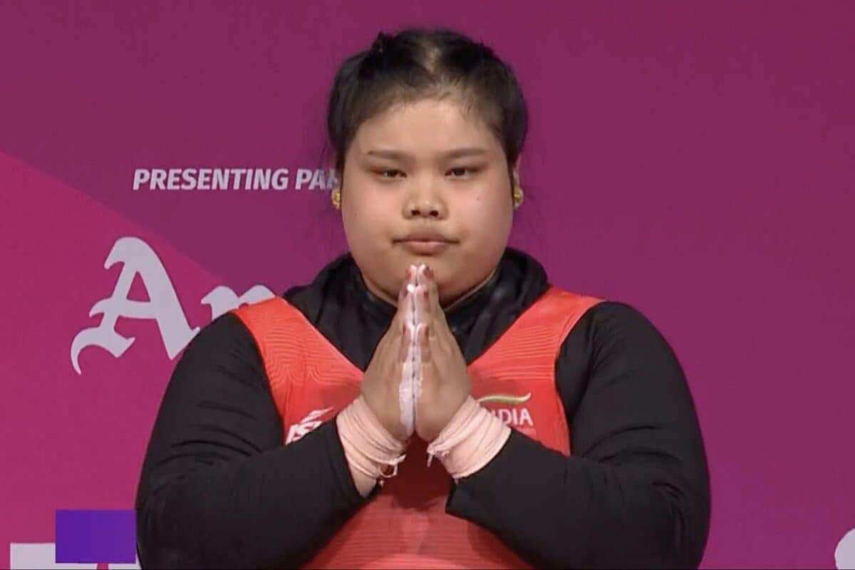Image for India's 18-year-old weightlifter Martina Devi Maibam breaks down after lifting 105 kg in snatch | Watch