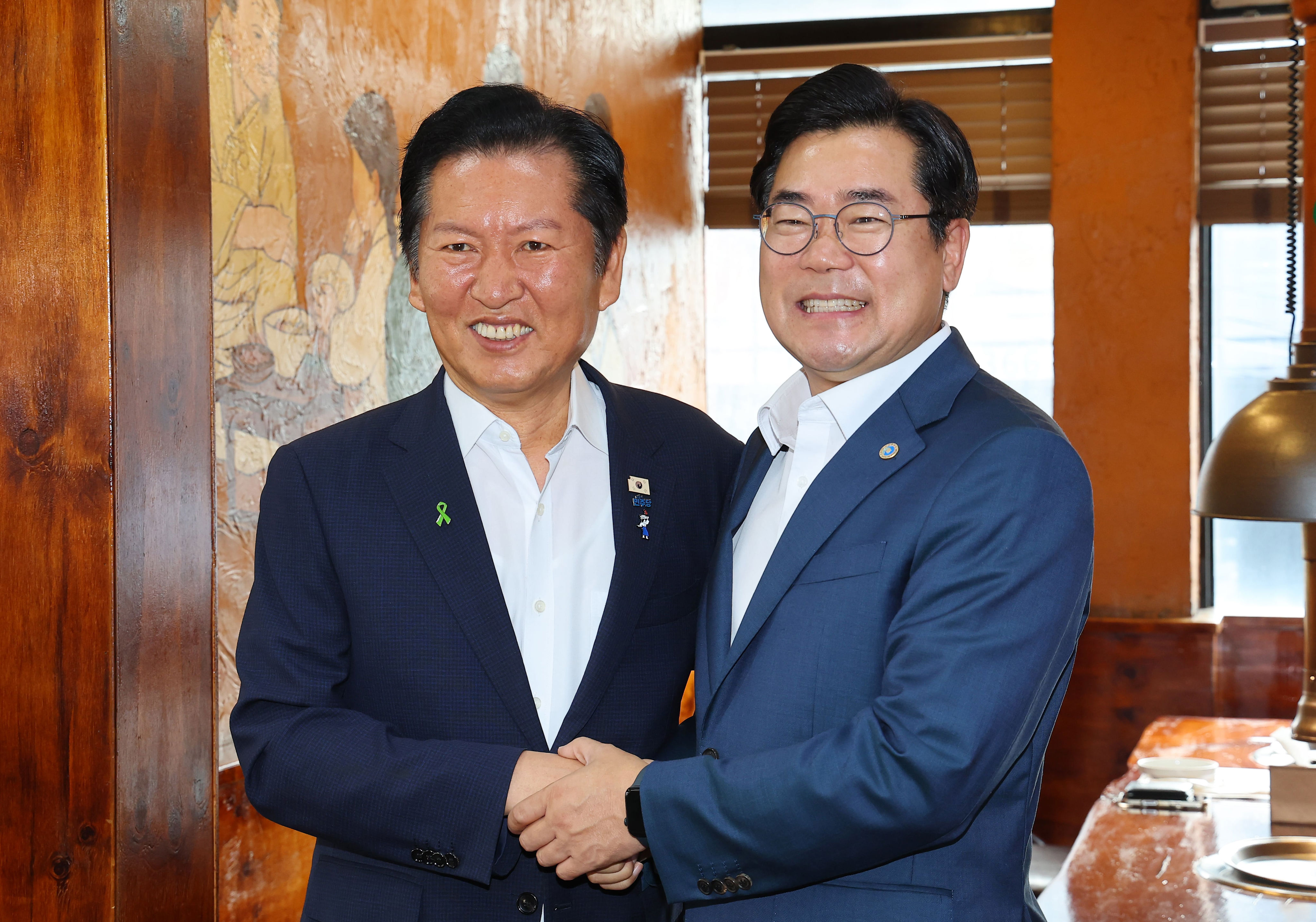 Jung Chung-rae and Park Chan-dae declare comradeship amid past rivalry