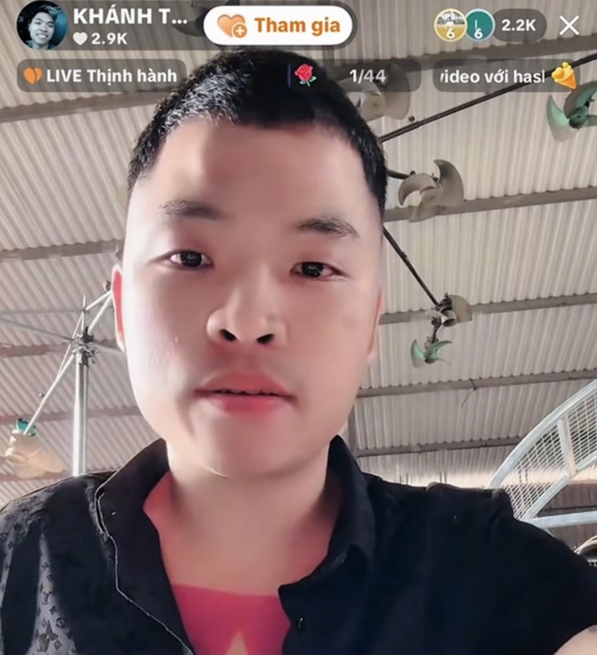 Hình ảnh "giang hồ mạng" Khánh Sky livestream tại nhà TikToker Vua Quạt - Ảnh cắt từ clip