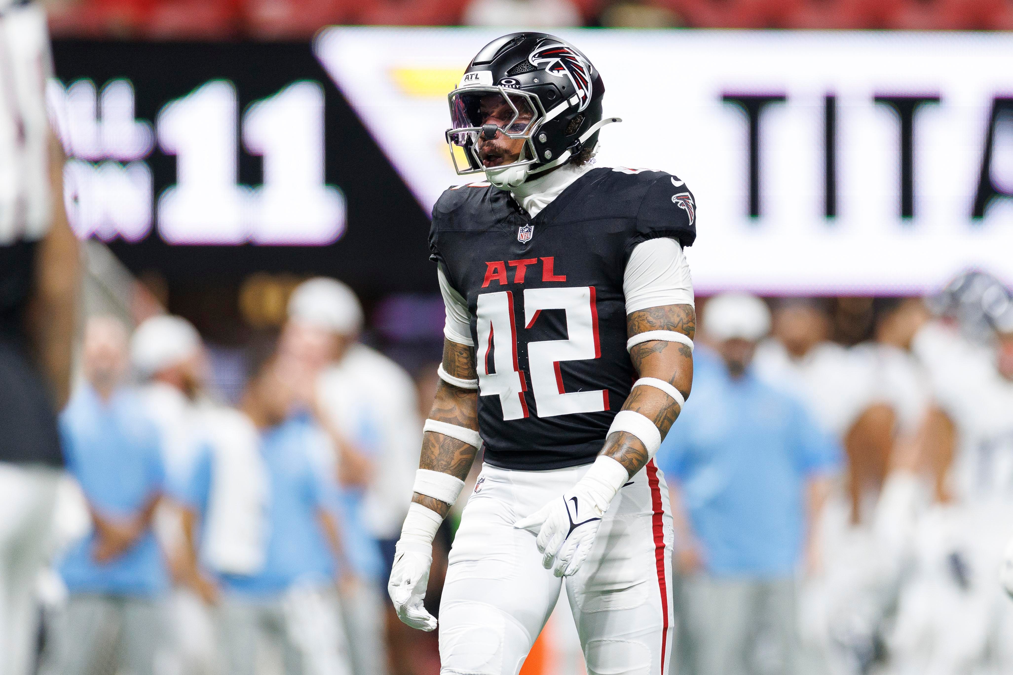 Falcons bring back LB Josh Woods