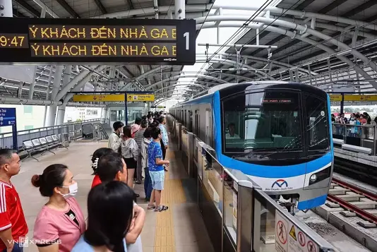 Khách đi metro Bến Thành - Suối Tiên, tuyến đầu tiên đưa vào khai thác ở TP HCM. Ảnh: Quỳnh Trần