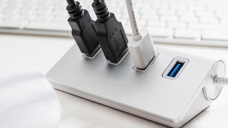 4 useful accessories every multi-monitor user needs