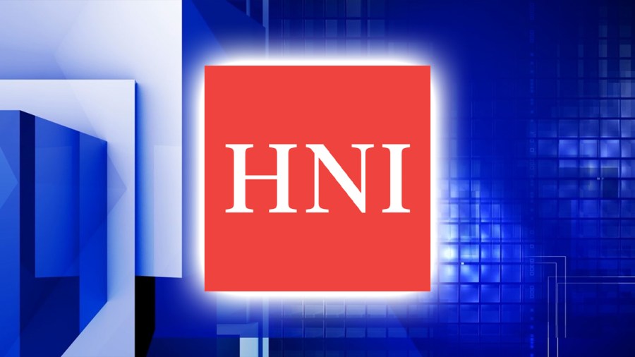 Oak Street, Muscatine, reduced to one lane while HNI plant gets new roof section