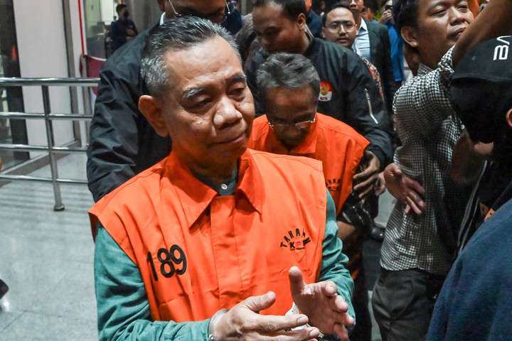 Tersangka kasus dugaan korupsi komisi asuransi perkapalan PT Pelni oleh PT Jasindo (2015-2020), Eko Yuni Triyanto dan Yohanes Priyo, mengenakan rompi tahanan usai diperiksa di Gedung Merah Putih KPK, Jakarta, Kamis (30/7/2026). Foto: Fakhri Hermansyah/ANTARA FOTO