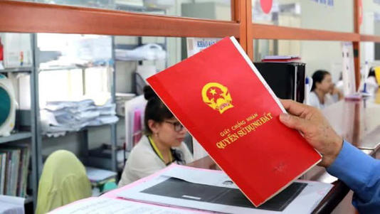 Người dân làm thủ tục liên quan đến đất đai - Ảnh tư liệu