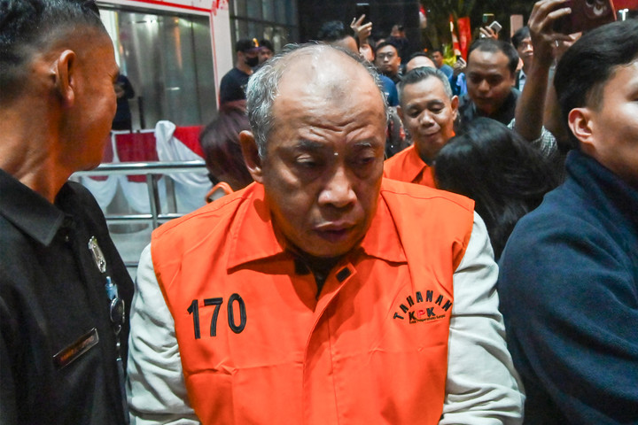 Tersangka kasus dugaan korupsi komisi asuransi perkapalan PT Pelni oleh PT Jasindo (2015-2020), Untung Hadi, mengenakan rompi tahanan usai menjalani pemeriksaan di Gedung Merah Putih KPK, Jakarta, Kamis (30/7/2026). Foto: Fakhri Hermansyah/ANTARA FOTO