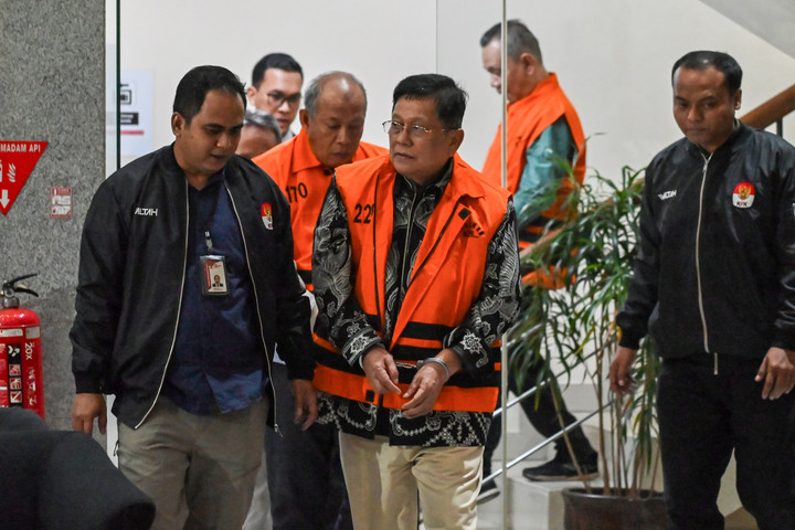 Tersangka kasus dugaan korupsi komisi asuransi PT Pelni oleh PT Jasindo (2015-2020), Zulhaibar, Untung Hadi, dan Eko Yuni Triyanto, mengenakan rompi tahanan usai menjalani pemeriksaan di Gedung Merah Putih KPK, Jakarta, Kamis (30/7/2026). Foto: Fakhri Hermansyah/ANTARA FOTO