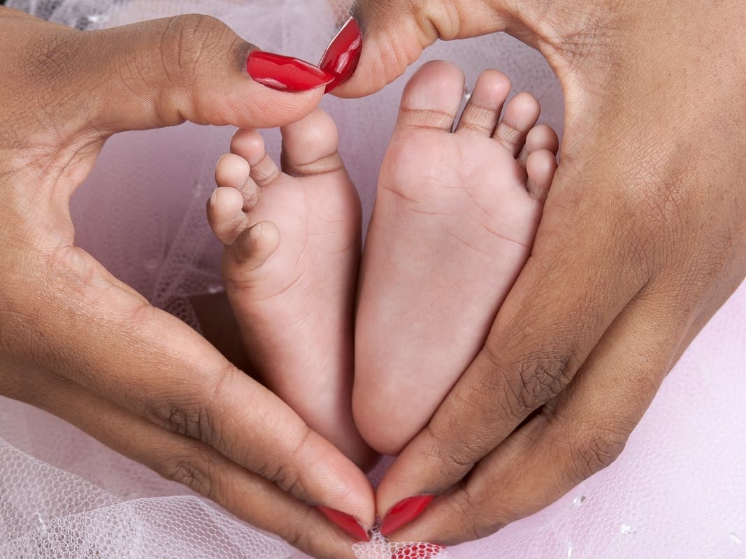 Kidnapper shoots man in his trunk in front of police | Woman gives birth in car after hospital sends her away