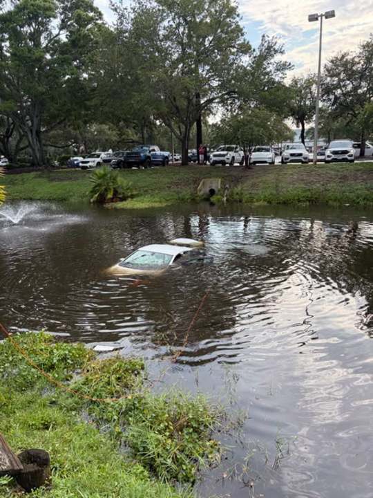 Officers pull unresponsive woman from car rapidly sinking in Clearwater pond