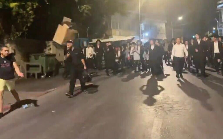 off-duty-soldiers-border-police-attacked-in-jerusalem-by-dozens-of