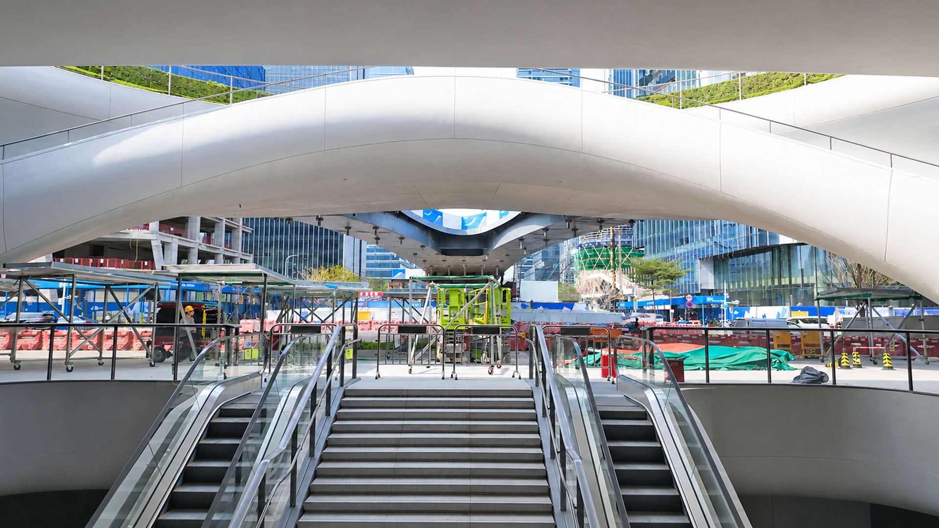 Ponte aérea curva gigante cruza uma praça urbana contemporânea na China