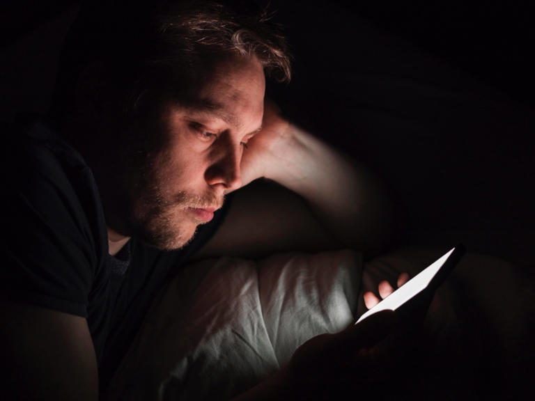 Ilustrasi main ponsel dan susah tidur (freepik)