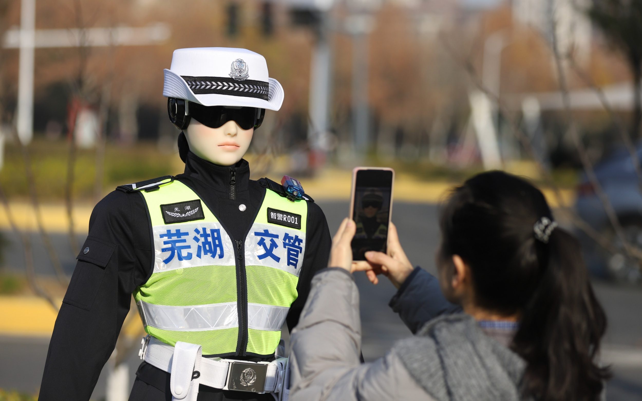 This Chinese robot can direct traffic, detect violations and give verbal reminders - VCG